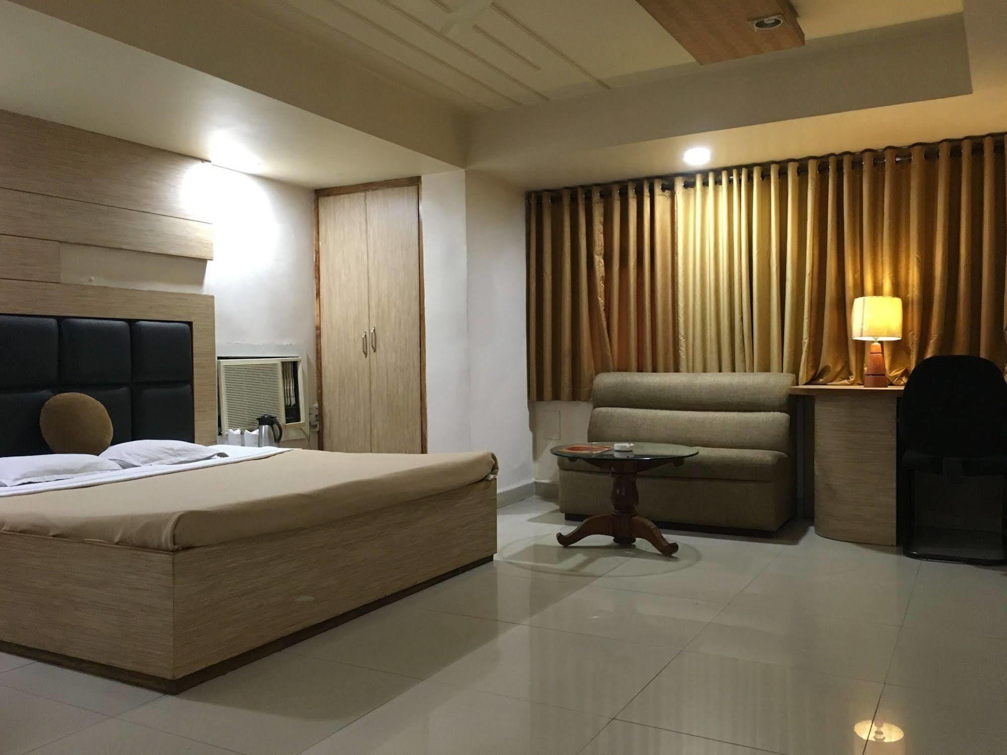 Hotel Grand Arjun Rāipur Екстериор снимка